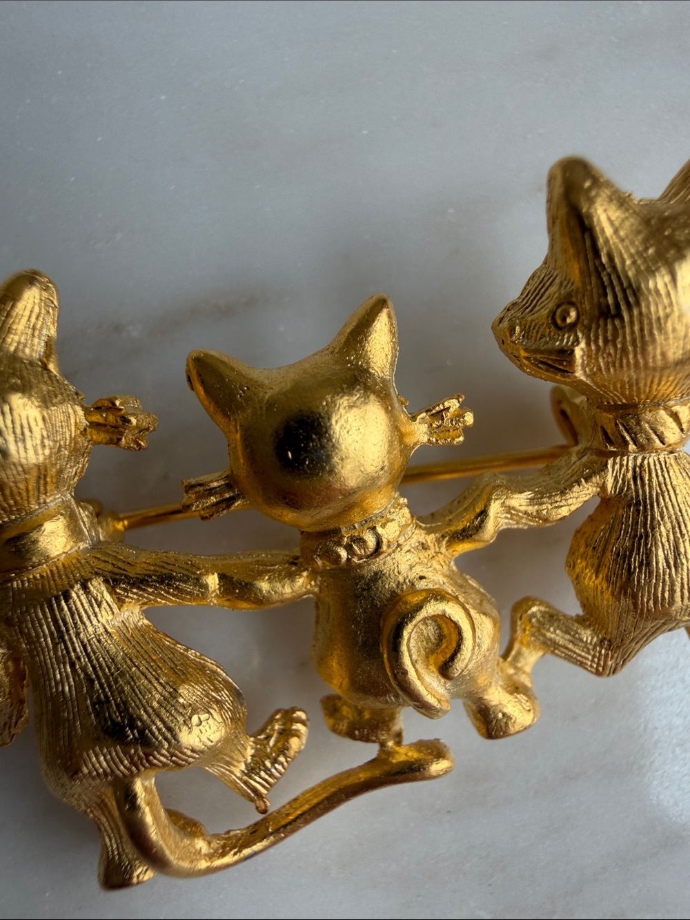 Vintage Gold Cat Trio Brooch- Whimsical - Picture 5 of 6